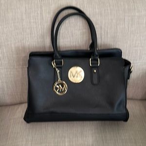Used Black MK purse with gold. Good condition